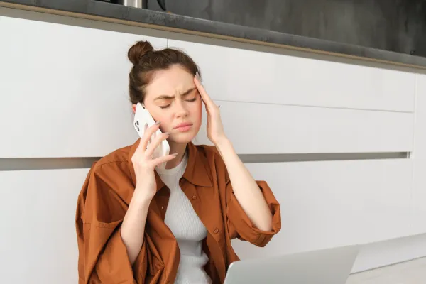 Bild: Das Handy immer am Ohr – und nachts knirschen die Zähne: Social-Media-Stress lässt Bruxismus explodieren!