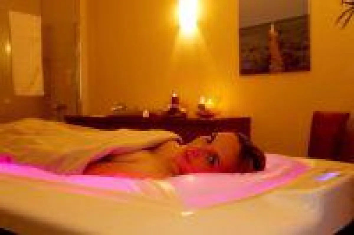 Herrlich entschleunigen im Wellness-Wasserschwebebett des Nautic Usedom Hotel & Spa