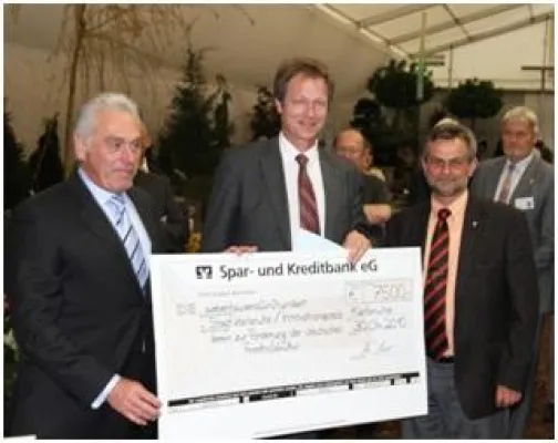 Bild: Innenminister Rech überreicht Innovationspreis Friedhof
