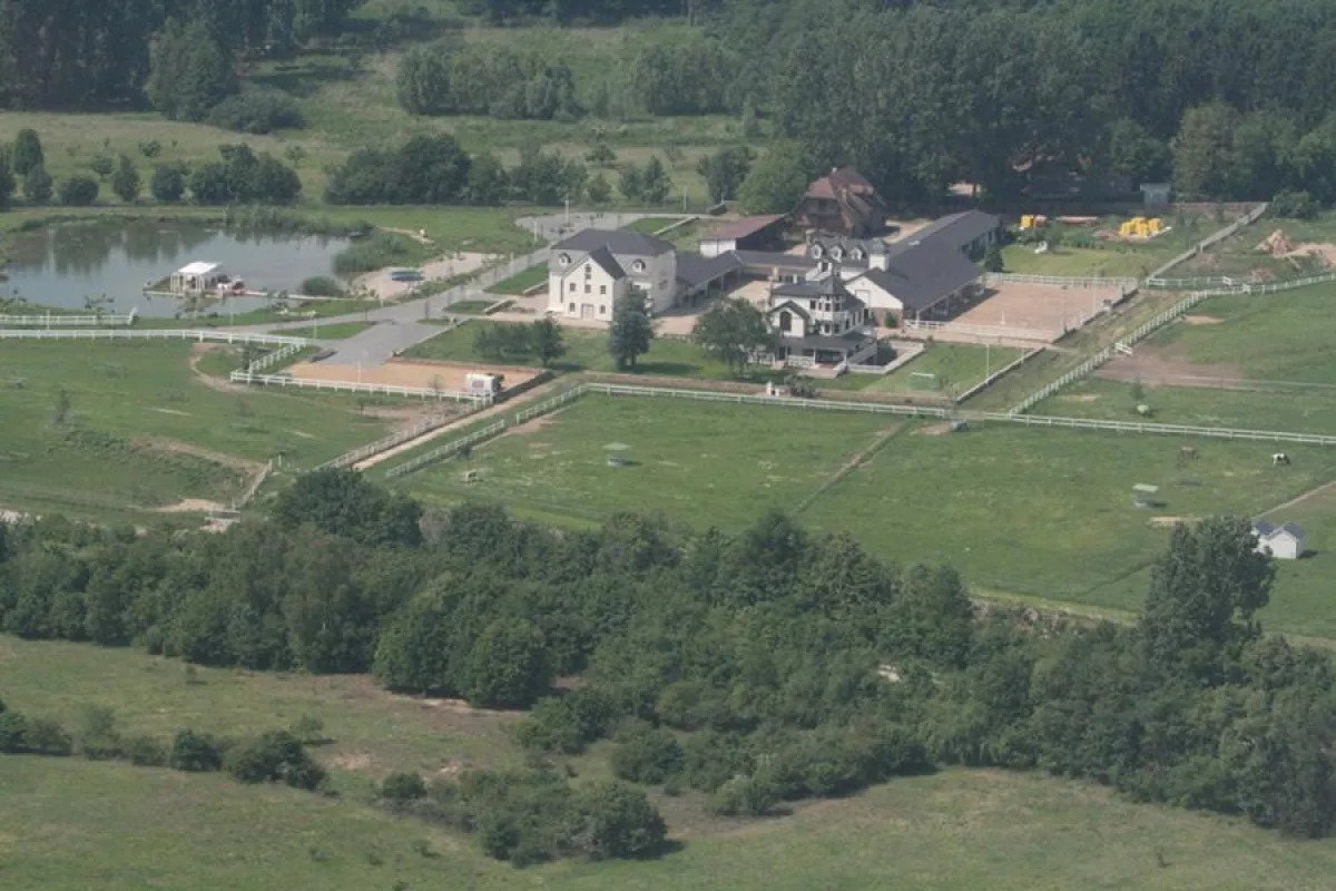 Auf 12 ha Weiden, zwei künstlich angelegten Seen, diversen Wirtschafts- und Wohngebäuden liegt der neu erbaute Erlenhof. Das Gestüt erinnert mit seiner Architektur an Farmen in Kanada und des mittlere