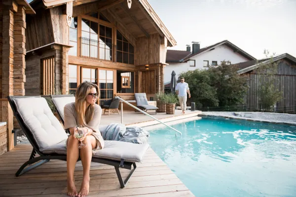 Bild: Zeit zu zweit. Frühling in den Alpzitt Chalets.