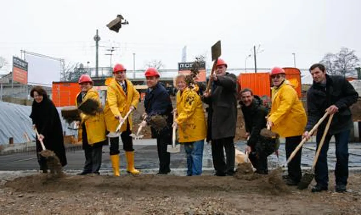 Setzten den ersten Spatenstich für 99 öffentlich geförderte Wohnungen: Dr. Ellen Breckwoldt, Ralf Klausmann, Oberbürgermeister Dr. Dieter Salomon, Peter Jakob, Margot Queitsch, Gerolf Staschull, Hr. F