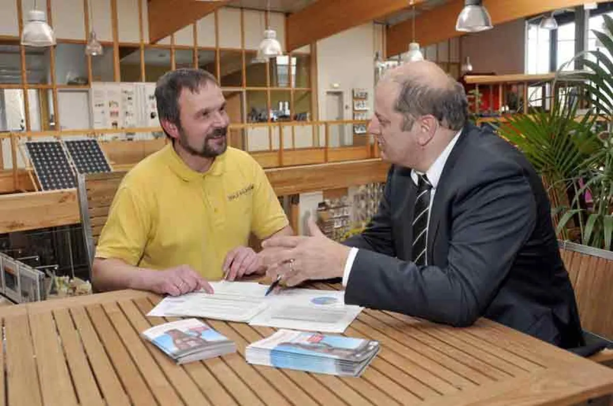 Christian Ehlers (Holz Ehlers, links) im Gespräch mit Heinfried Becker (energiekonsens).