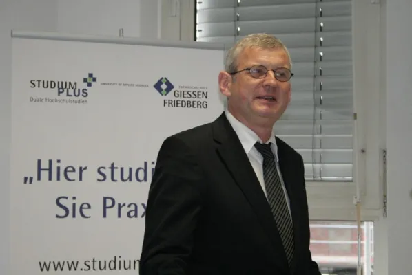 Bild: Startschuss für die drei Außenstellen in Nordhessen - 43 Bachelor-Studierende werden von StudiumPlus begrüßt