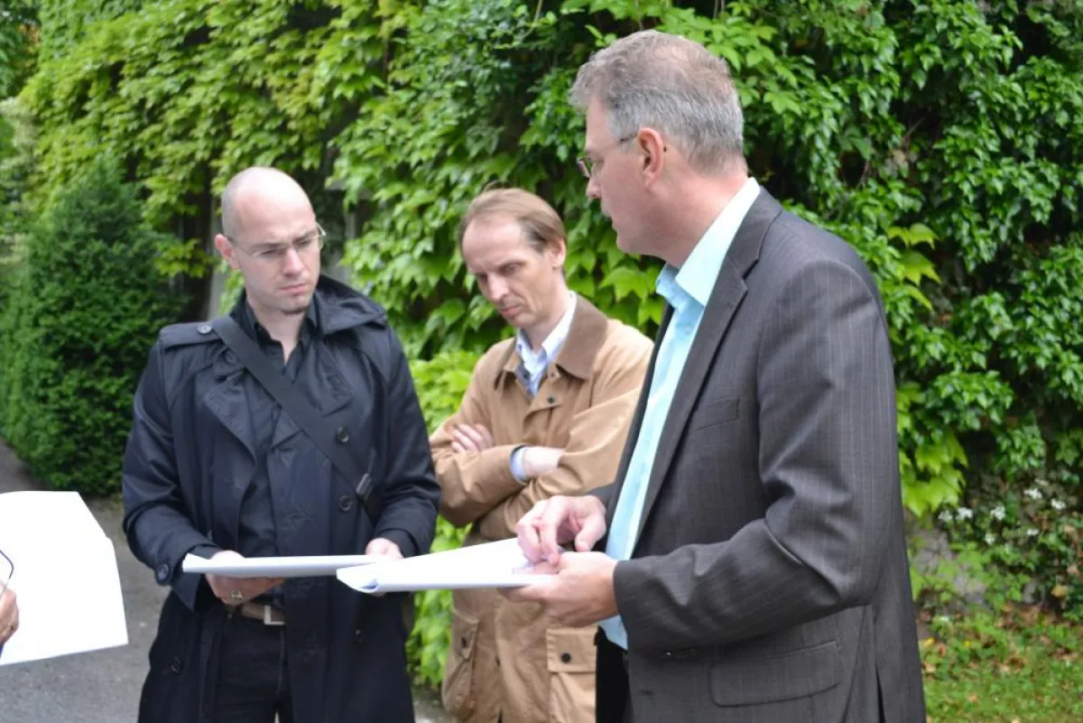 Alexander Bagus (LHG), Jens Brandt (FDP) und Matthias Lambers (Riedel Bau) im Gespräch