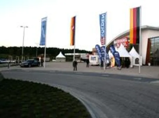 hansebeton-Pflasterserien „Trento von Steinwerk“ und „Uni-Ökoloc“’ liegen den Besuchern des SNOW DOME Bispingen zu Füßen Bild: hansebeton-Pflasterserien „Trento von Steinwerk“ und „Uni-Ökoloc“’ liegen den Besuchern des SNOW DOME Bispingen zu Füßen