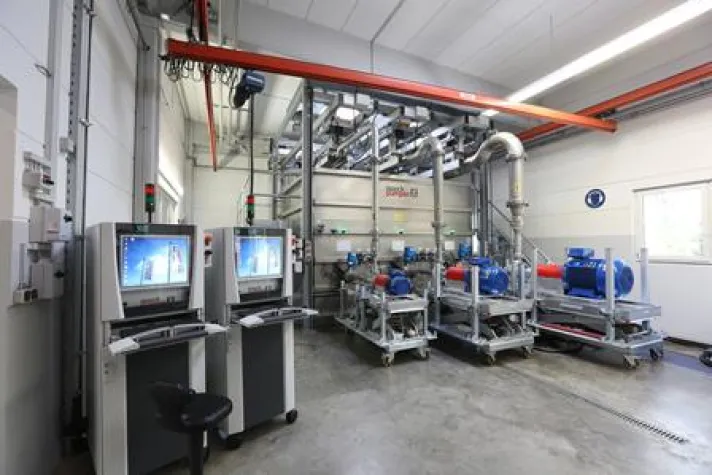 Bild: Hochmodernes Pumpenprüffeld