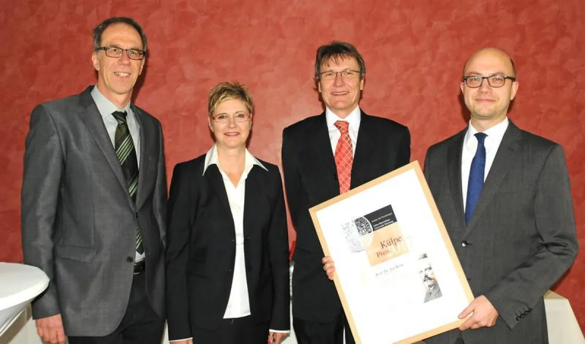 Verleihung des Oswald-Külpe-Preises 2017 an Jan Born (2.v.r.): Rechts Roland Deutsch, Vorstand des Instituts für Psychologie, links die Laudatoren Paul Pauli und Andrea Kübler. ((Foto: Robert Emmeric