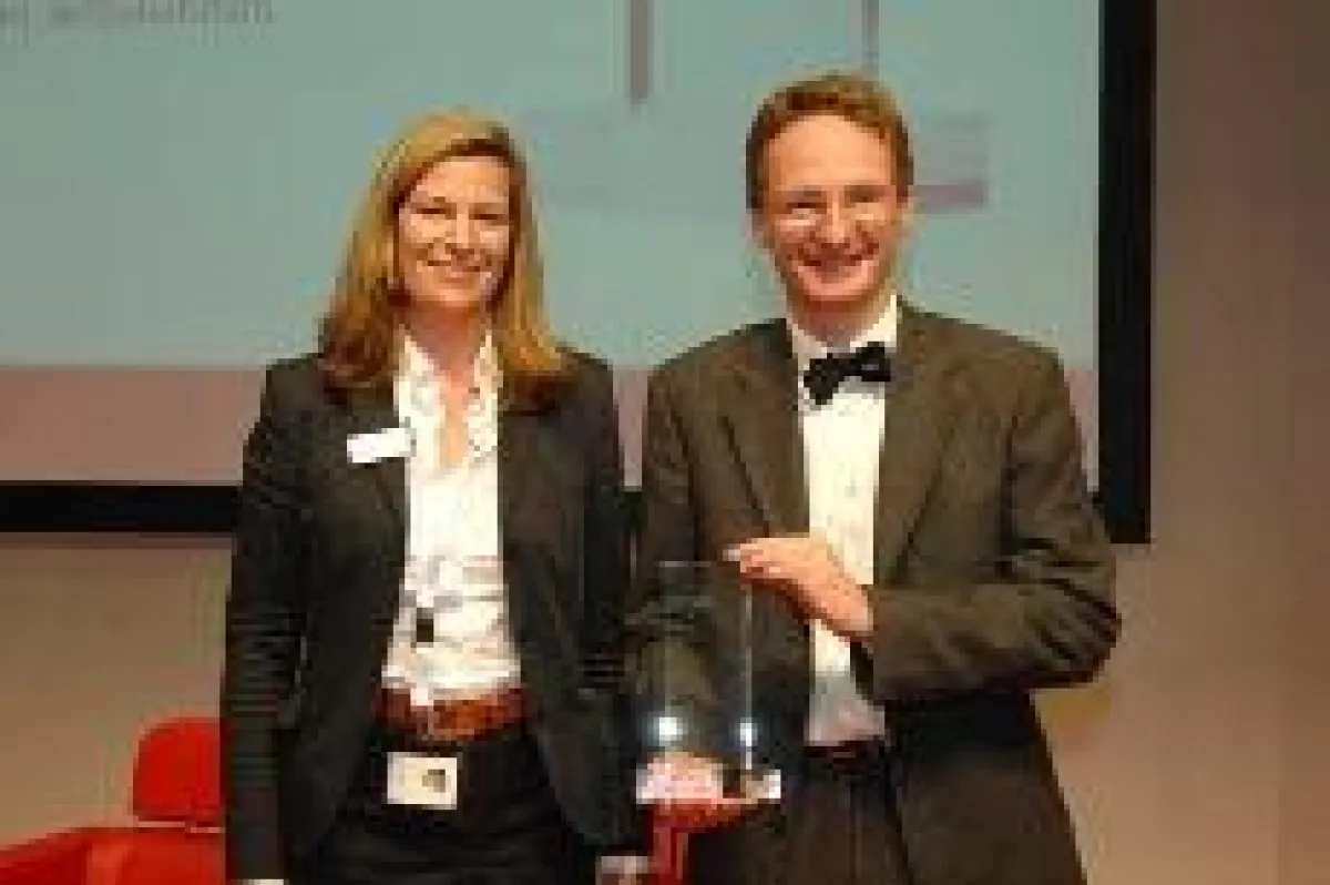 Jörg-M. Lenz (SOFTPRO, Manager PR und Marketing) nimmt in Köln den Innvoationspreis der DMS für das SignPad entgegen