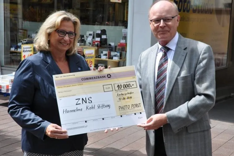 Bild: PHOTO PORST-Partner spenden 10.000 Euro zugunsten schädelhirnverletzter Menschen
