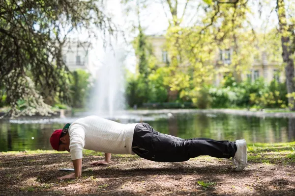 Bild: 11.111 Liegestütze an einem Tag: Kölner tauscht Karnevalsfrohsinn durch ehrenamtliche Challenge aus