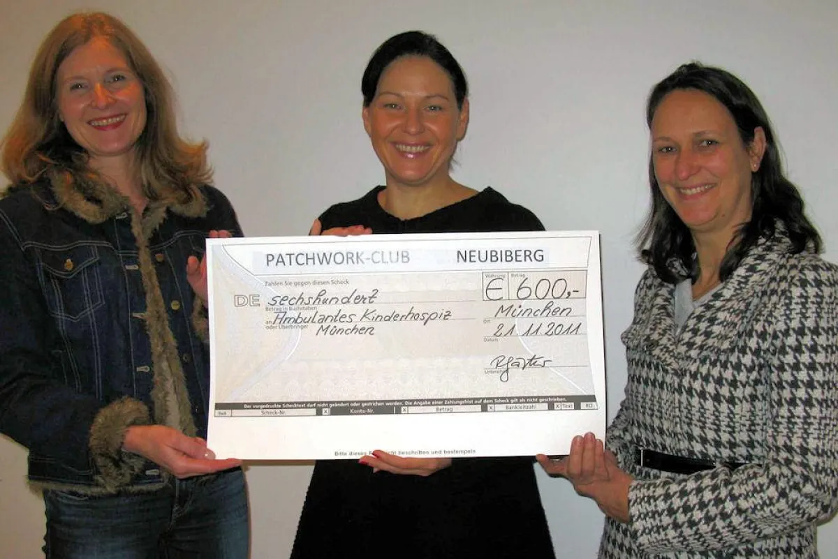 Regina Gärtner (l.) und Kristin Layritz (r.) überreichen Scheck an Petra Funken vom Kinderhospiz