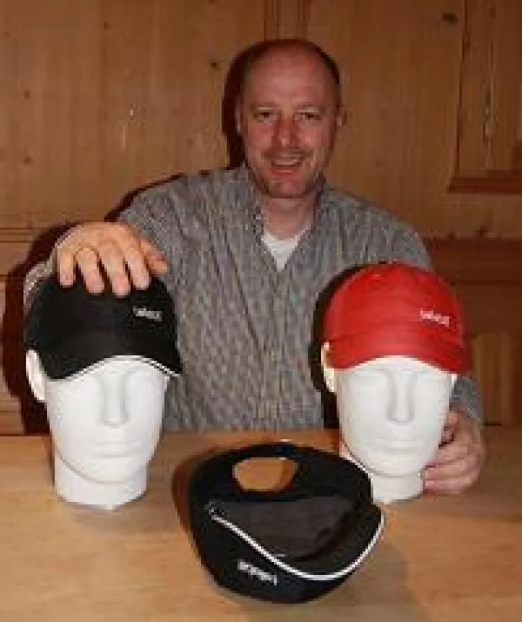 Mit der Tallabé-Kappe will Erfinder Helmut Freineckers für einen aufrechten Gang sorgen (F: Tallabé)