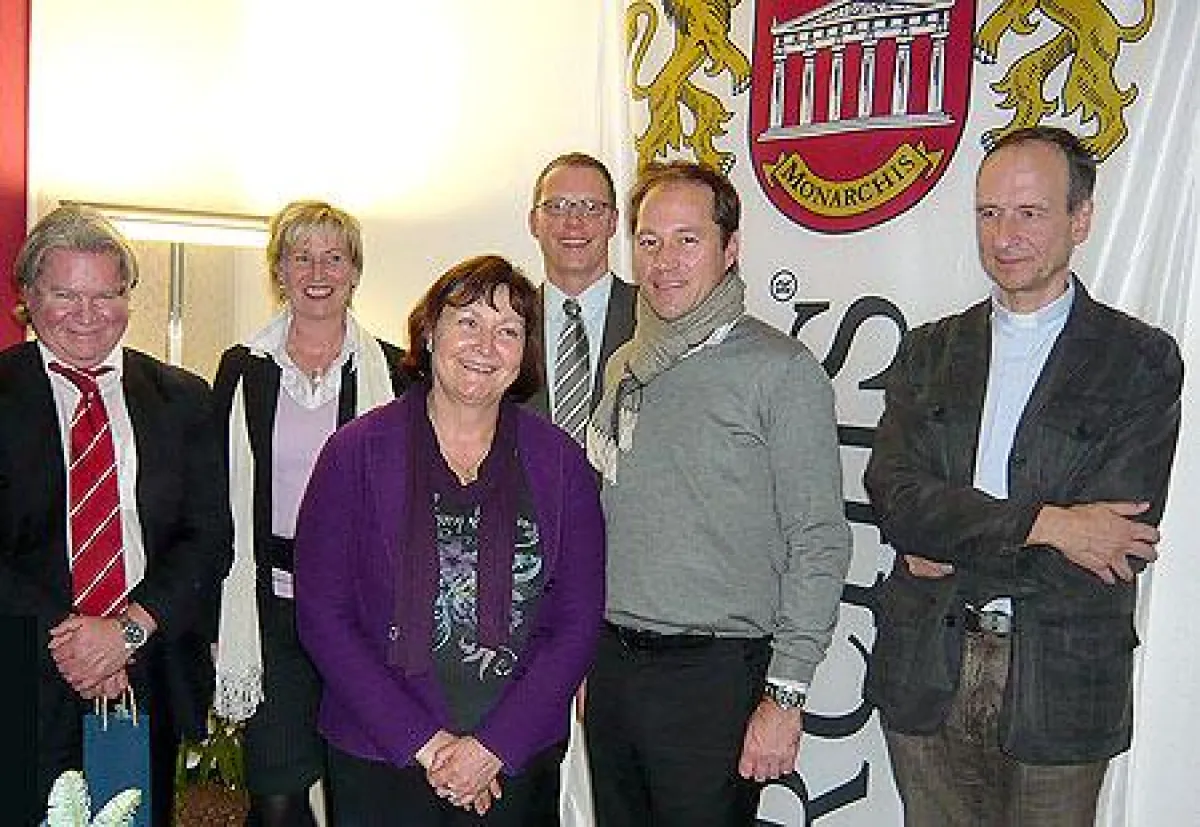 Monarchis Hilf-Vorstand: Michael Dachsel, Kassier, Sonja Schneider, stv. Vorsitzende, Gerlinde Hannes, Schriftf., Thomas Greiner, Vorsitzender, Thomas McCulloch, Schatzmeister und Pater Alfred Tönnis,