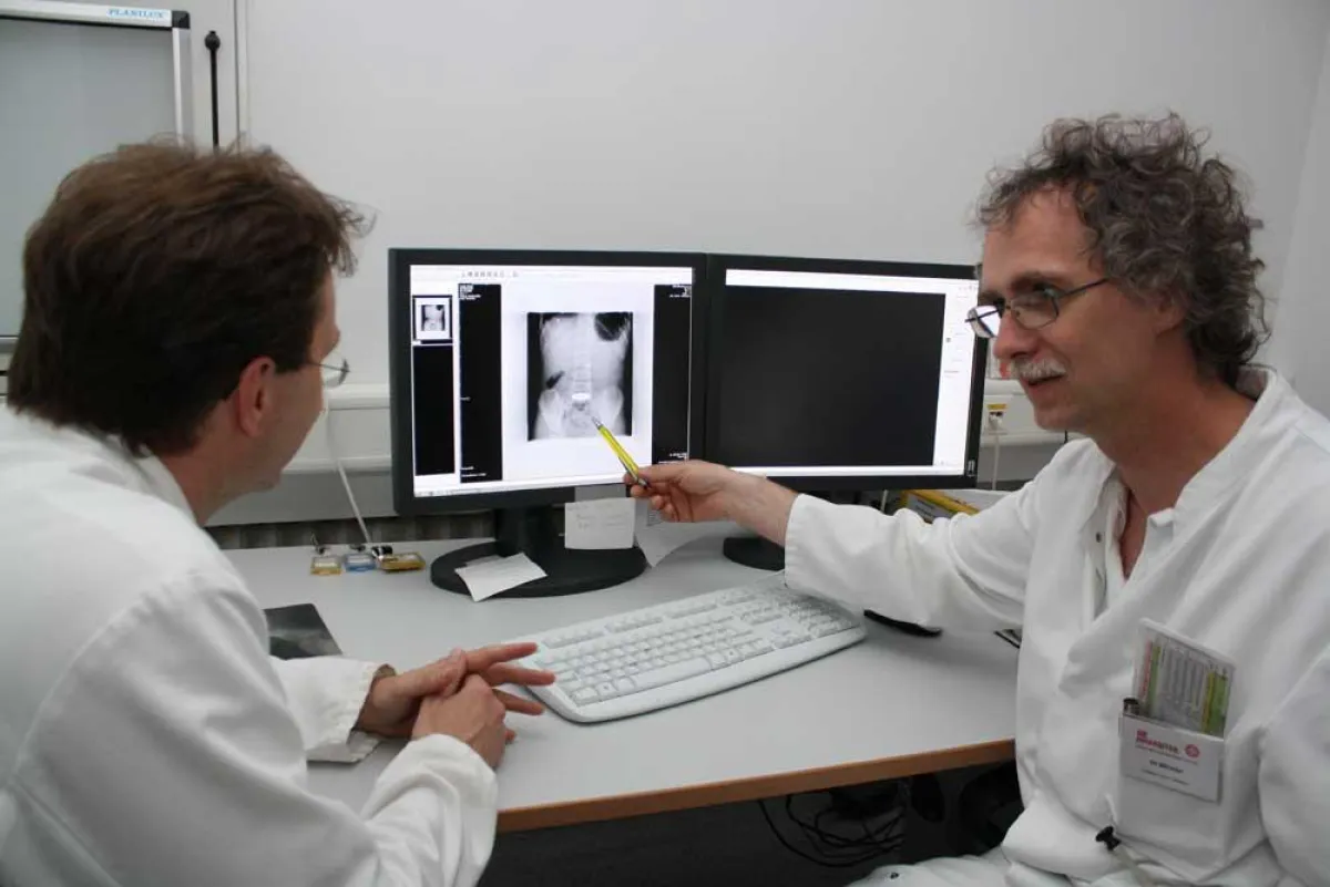 Ein Magnet landete im Magen des Mädchens. Dr. Stephan Winkler, Chefarzt am Johanniter-Krankenhaus Gronau plant das weitere Vorgehen.