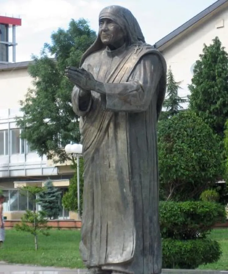 Bronzestatue von Mutter Theresa im Stadtpark von Gjakove