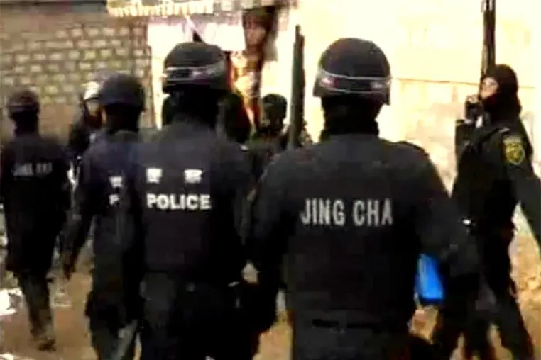 Bild: Neues Video zeigt einen brutalen Überfall der chinesischen Polizei auf ein Dorf in der Nähe von Lhasa