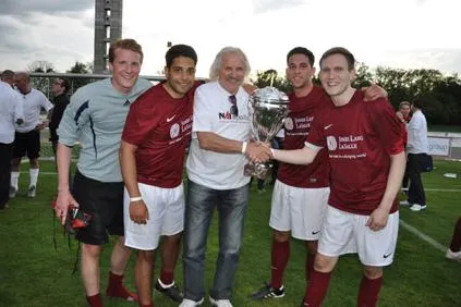 Bild: Wanderpokal „NAI apollo Soccer Cup“ geht 2012 an das Team von JLL