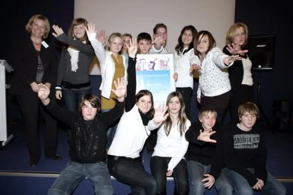 Ariane Durian (links) überreicht den 1. Stiftungspreis an die Albert-Schweitzer-Schule aus Rheinstetten