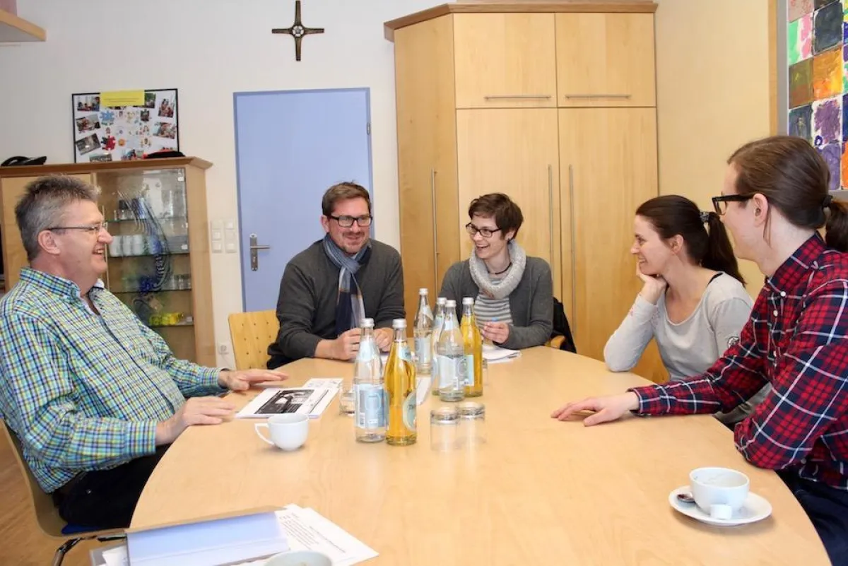 ) Dorfleiter Wolfgang Hodbod informiert sich über die Akzeptanz der geschlechtsspezifischen Angebote