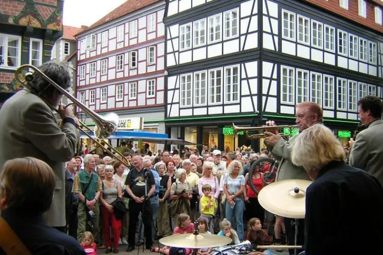 Pfingsten in der Region Celle – Ritterturnier – Jazz Streetparade und Kunsthandwerkermarkt am Schloss Bild: Pfingsten in der Region Celle – Ritterturnier – Jazz Streetparade und Kunsthandwerkermarkt am Schloss