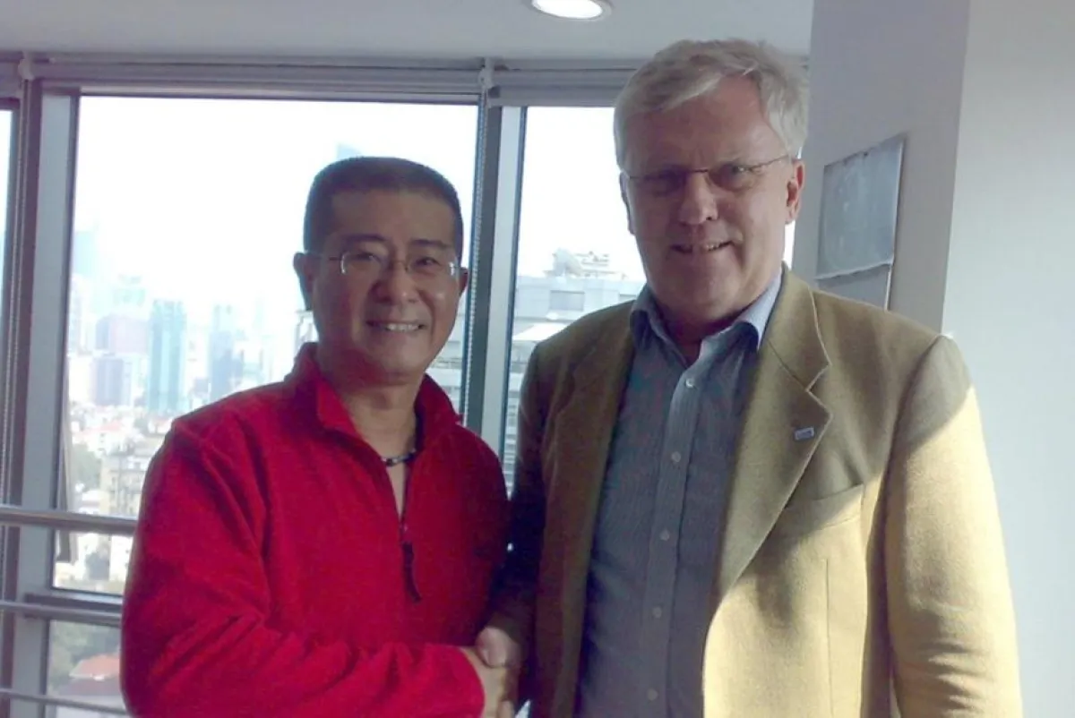 Geschäftsführer von Level Engineering Co. Ltd., Herr Wang Ke Ji und General Manager Sales von Loos China Ltd., Herr Peter Becker.