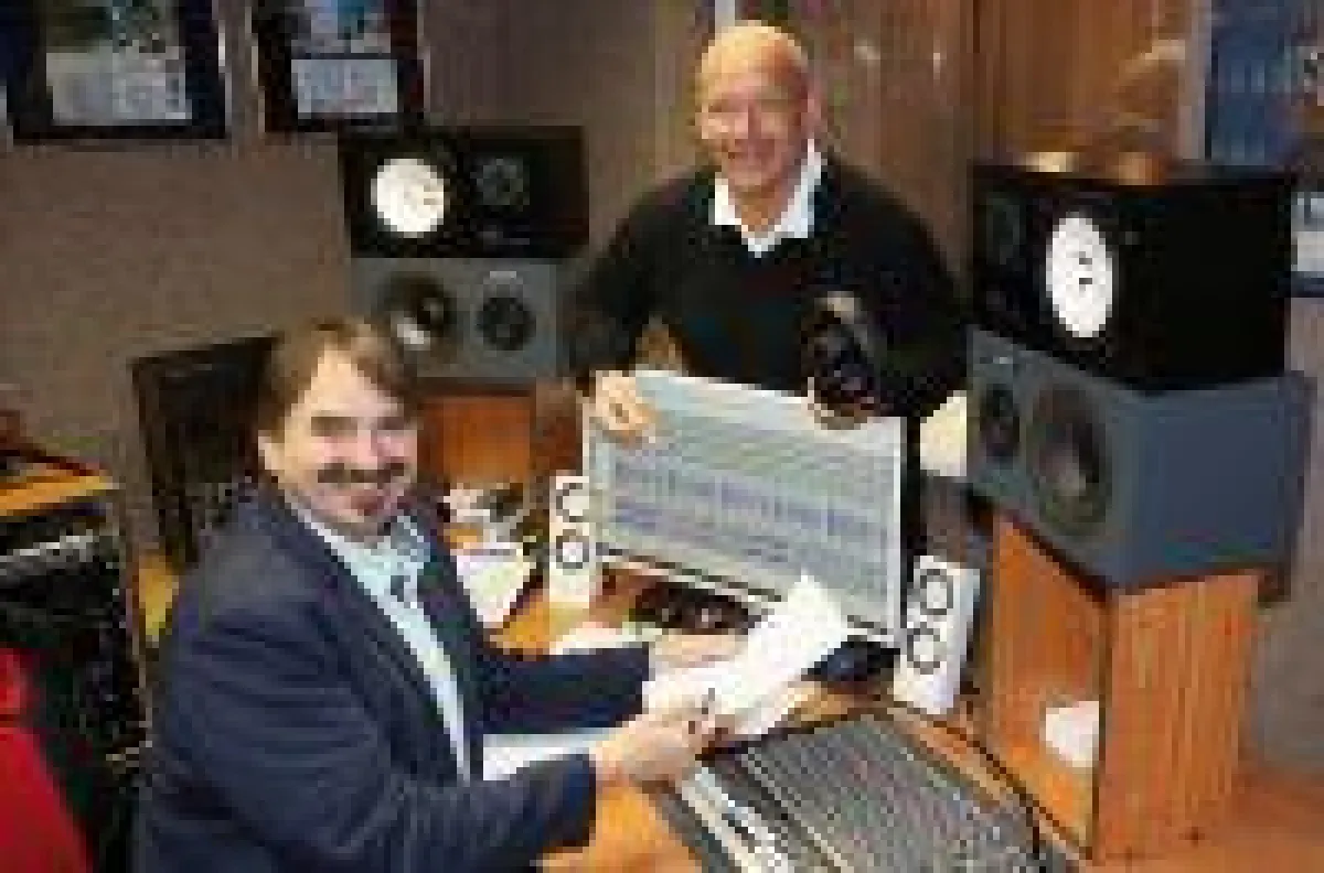 Entspannungstrainer und Sprecher Ralf Michelfelder mit Produzent Andreas Dornheim (vorn) im Studio