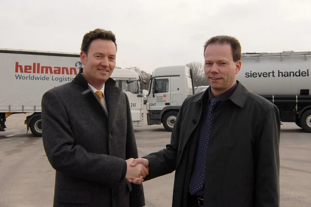 Besiegeln die Zusammenarbeit: René Stöcker (links) und Volker Lauxtermann