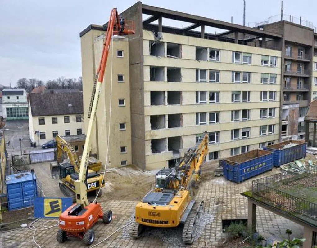 Auch wegen der kompakten Stellfläche wurde die JLG 860 SJ für den beengten Einsatz ausgewählt.