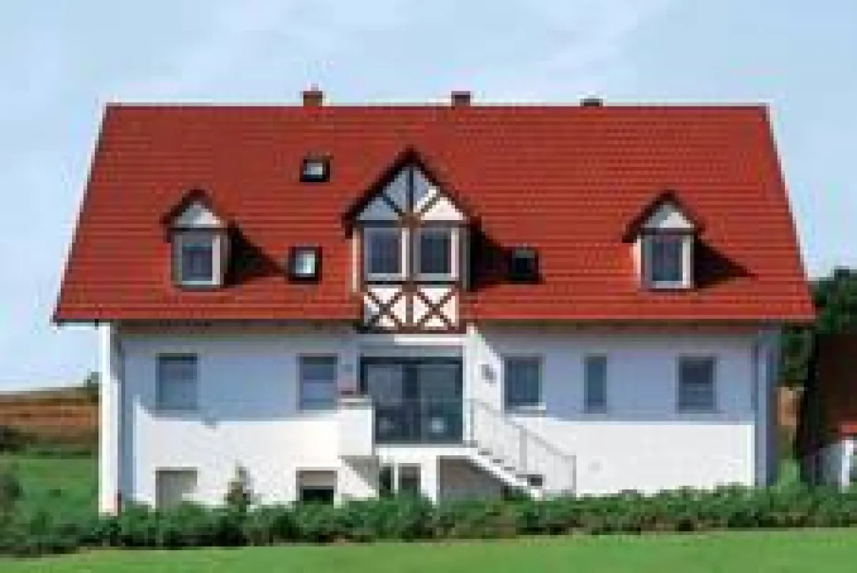 Deutlich zu erkennen, wie der Dachüberstand für Schutz und Schatten sorgt. Bild: www.dach.de