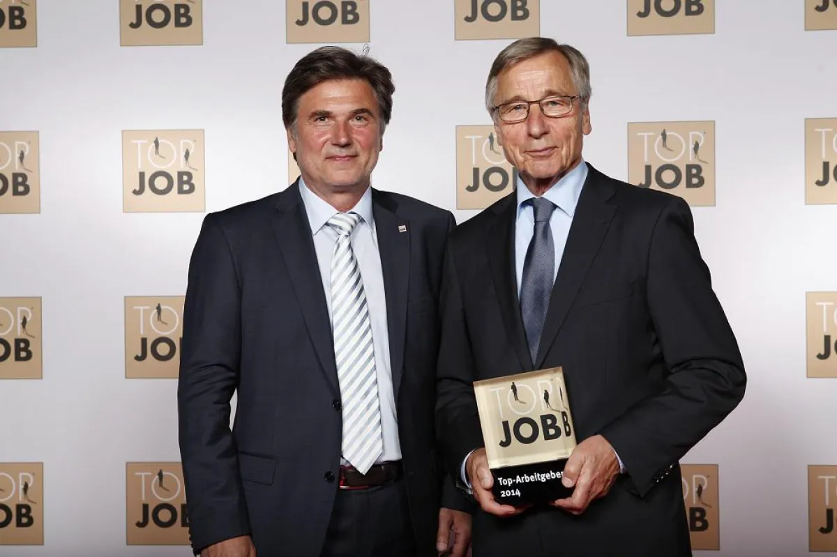 (v.l.: Jürgen Engler, GF TREvisto mit Wolfgang Clement bei der Preisverleihung)