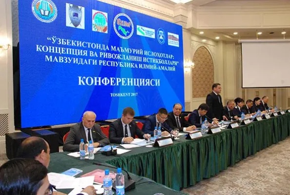 Bild: Einheimische und ausländische Experten diskutierten Verwaltungsreform in Usbekistan
