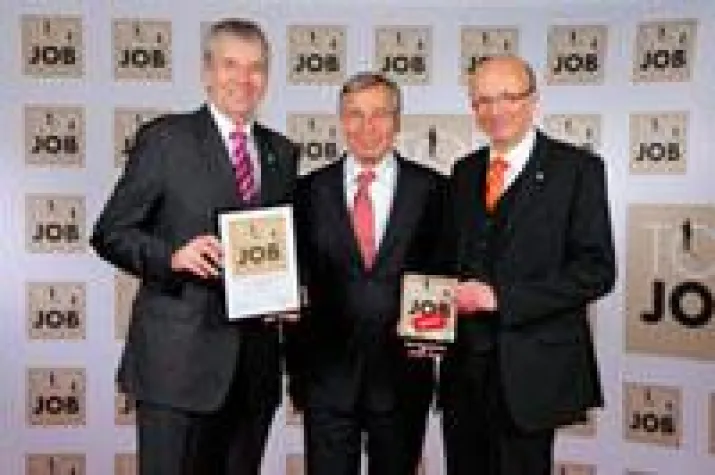 Bild: Wolfgang Clement gratuliert Piening Personal zum Top Job 2012