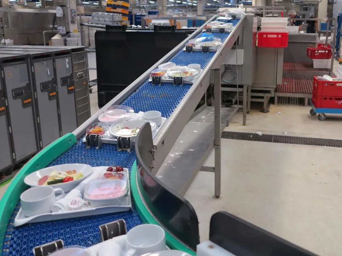 Die Tabletts gelangen über das Band zur Vorsortierung, bevor der Restabfall in die Müllschütte fällt