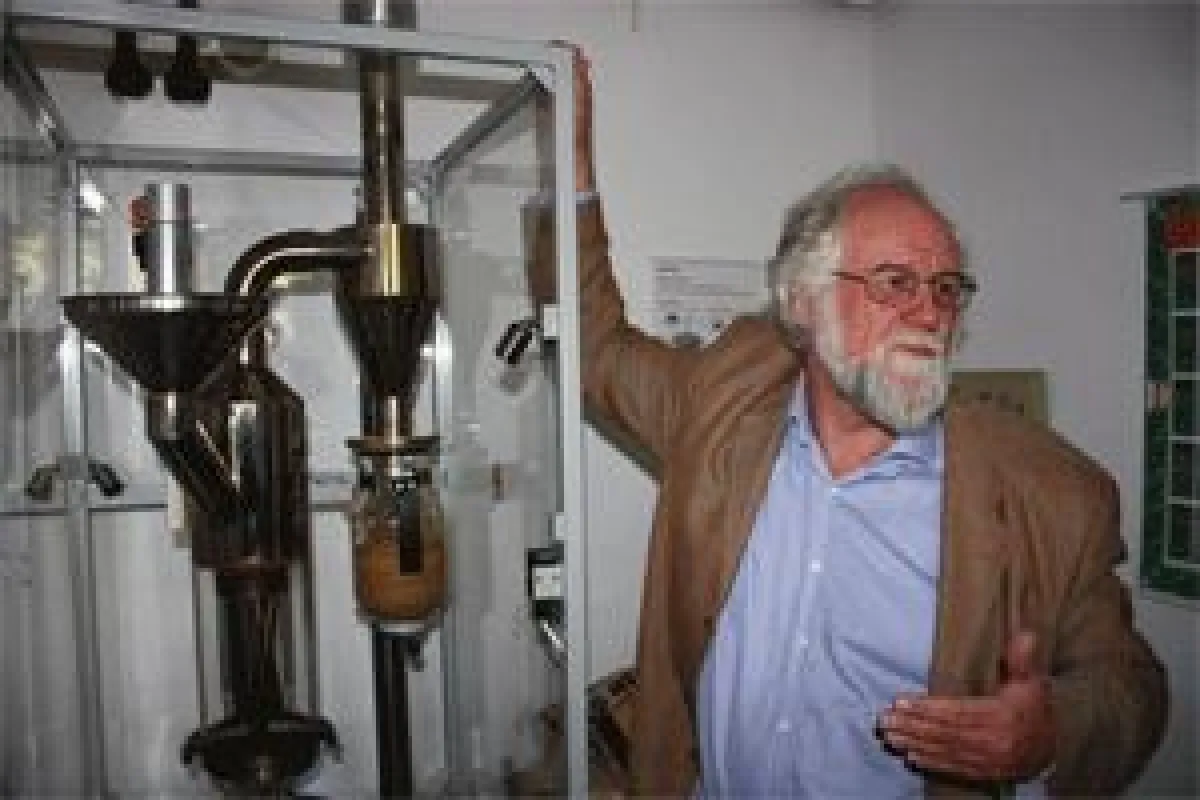 Karlheinz Rieser (Kaffeeexperte) erläutert das Röstverfahren an der Roastary Maschine