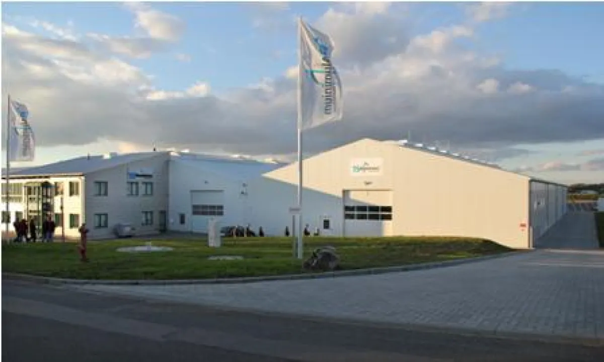 Die Niederlassung von TS Aluminium in Burgstädt wurde um eine neue Halle (rechts) erweitert.
