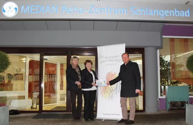 Bild: Spendenaktion im MEDIAN Reha-Zentrum Schlangenbad: Kuchen backen für den guten Zweck