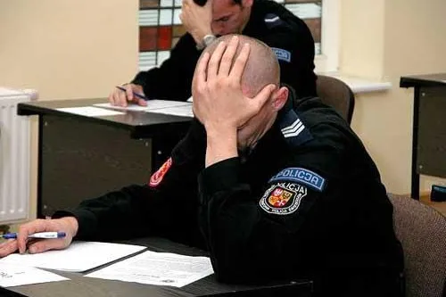 Krakau: Polizisten bestehlen psychisch kranke Frau Bild: Krakau: Polizisten bestehlen psychisch kranke Frau