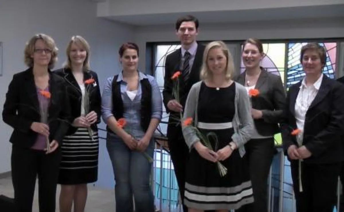 Glückliche Prüflinge: Stefanie Becker, Christina Macke, Julia Engau, Marc Venhaus, Karen Rehberger, Kirsten Schauerte und Judith W