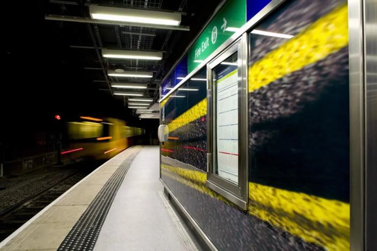 Bei der Fassade eines Bahnsteiges wurde eine Kombination aus 4 mm und 6 mm bedruckten und einfarbigen monolithischen Scheiben verw