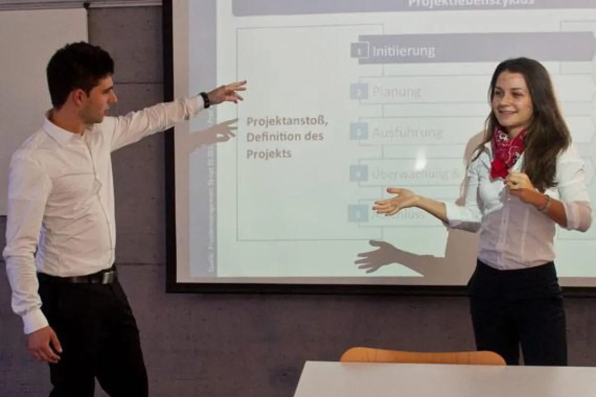 Die beiden IB-Studierenden Patrick Alex und Franziska Neidhart berichten von ihren Erfahrungen