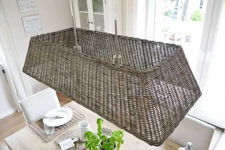 Bild: Moderner Landhausstil – Rattan Hängelampe als Trendaccessoire