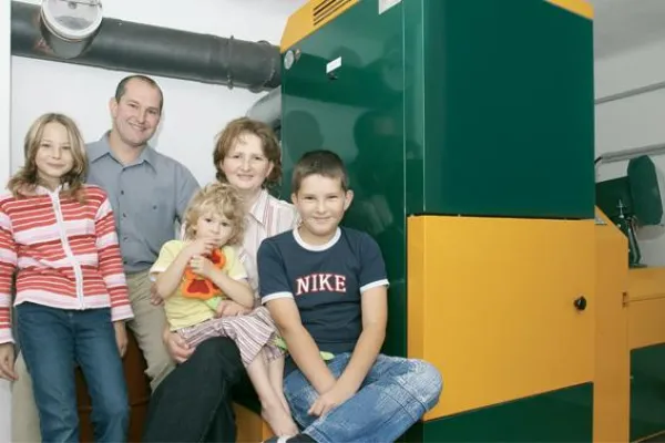 Bild: Kostenbewusst Heizen - Neue Fördermittel machen die Holz- und Pelletsheizung noch attraktiver