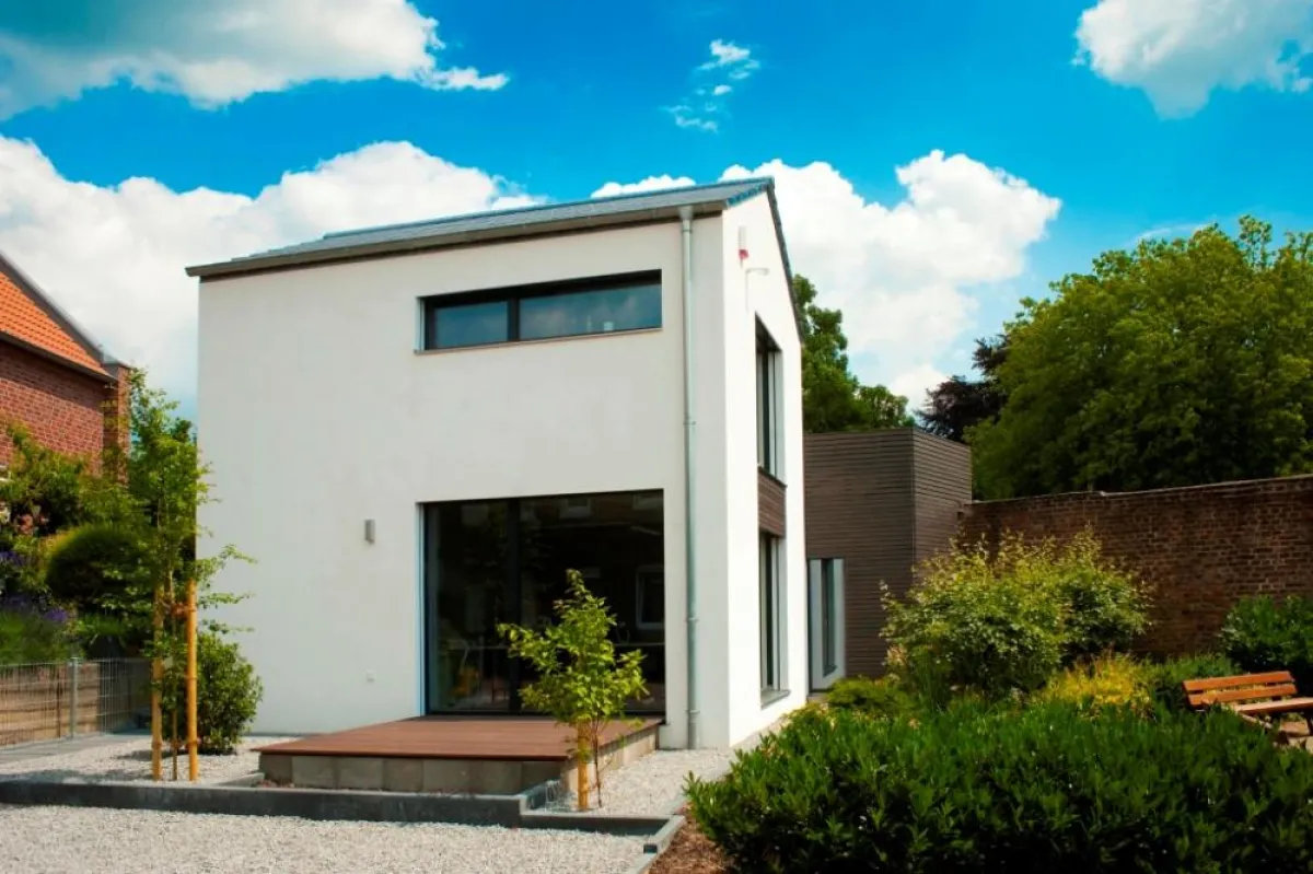 Passivhaus-Niveau auch für kleine Objekte: Mit einer 24-Zentimeter-Dämmschicht weber.therm plus ultra konnte der Heizölbedarf des nur 74 Quadratmeter großen Hauses in Wassenberg auf 1,2 Liter gesenkt 