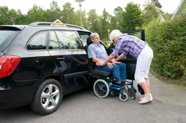 Bild: Carony-Evo: Der Rollstuhl für Mobilität - Verbesserter Komfortrollstuhl erleichtert den Transport