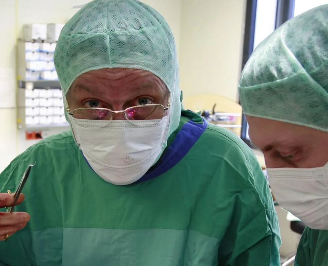 Professor Klempnauer im Operationssaal.  (