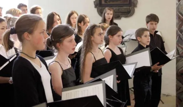 Bild: Der Kammerchor des Musikgymnasiums "Schloß Belvedere" gastiert am 30.3. in Kassel