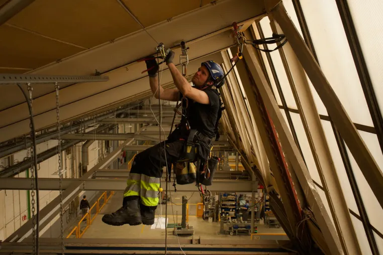 Höhenarbeiten: Arbeitssicherheit bei seilunterstützten Zugangstechniken Bild: Höhenarbeiten: Arbeitssicherheit bei seilunterstützten Zugangstechniken