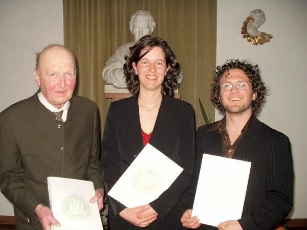 Die frischgebackenen Diplom-Theologen der PTH Benediktbeuern (v.l.n.r.): Johannes Grunert, Johanna Brunner, Christopher Lang
