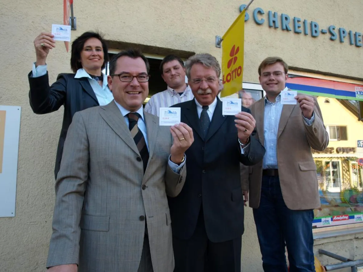 Gemeinsam mit dem örtlichen Landtagsabgeordneten aus dem Münchner Westen, Staatsminister Dr. Otmar Bernhard (2. v.r.) beteiligen sich die Stadträte Ursula Sabathil, CSU-Fraktionsvorsitzender Josef Sch